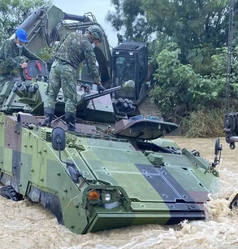 台军最先进步兵战车熄火卡在溪床 4官兵受困