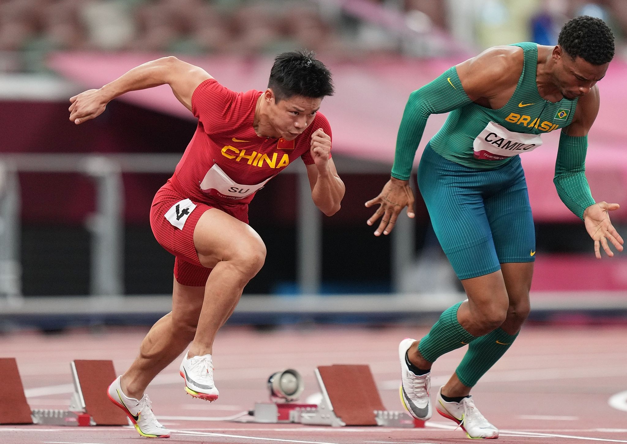 苏炳添在奥运会百米比赛上跑出了9秒83,创造历史