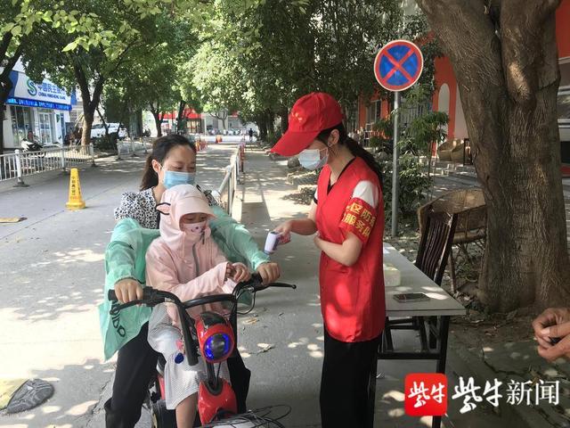 “为妈妈减负！”社区抗疫“母女档”成靓丽风景