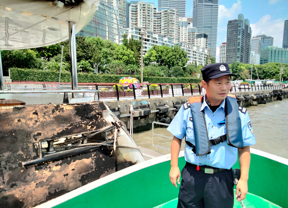 谁救出了黄浦江起火游艇的11人？他是上海民警，曾是消防员