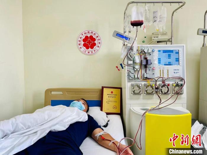 病房里正在捐献外周血造血干细胞的刘林. 成都消防供图