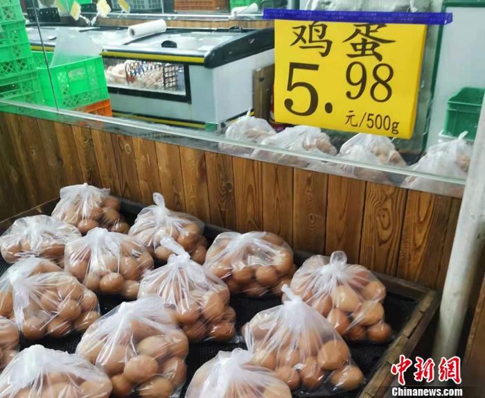 北京市西城区某超市鸡蛋价格。 中新网记者 谢艺观 摄