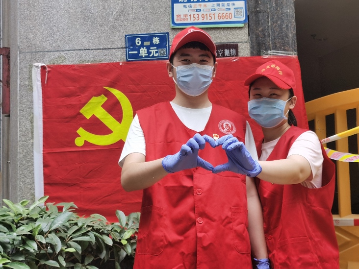 疫情催征急 前线党旗红—武汉4万余名党员下沉基层筑起抗疫"长城"