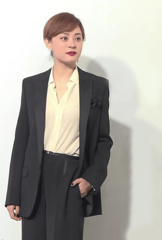 但孙俪身着板正黑西装,既不显沉闷,也不显老气,她又是如何穿出时髦感