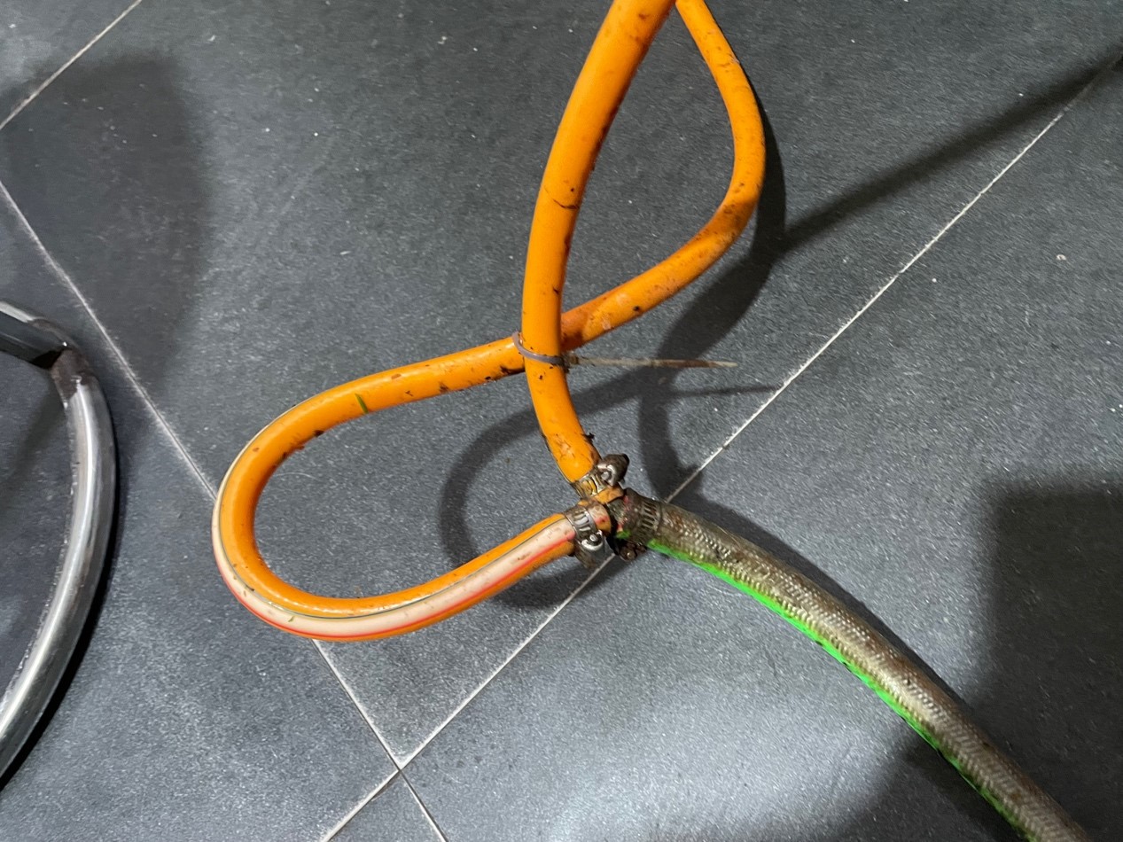 7月20日,曲阜某饭店拖在地上的"三通"软管.新京报记者 苑苏文 摄