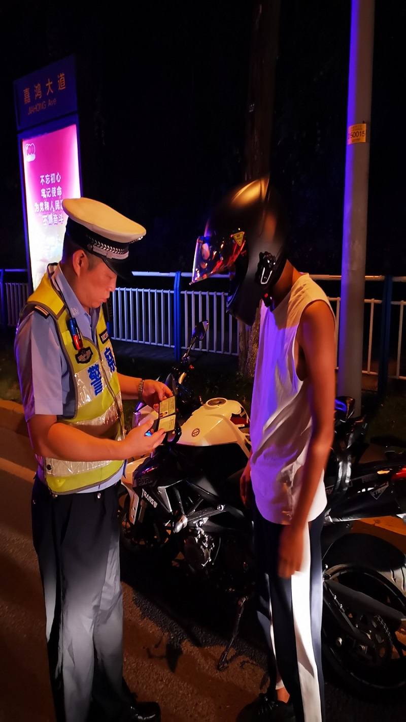 江北交巡警打击摩托车"飙车炸街"等违法行为