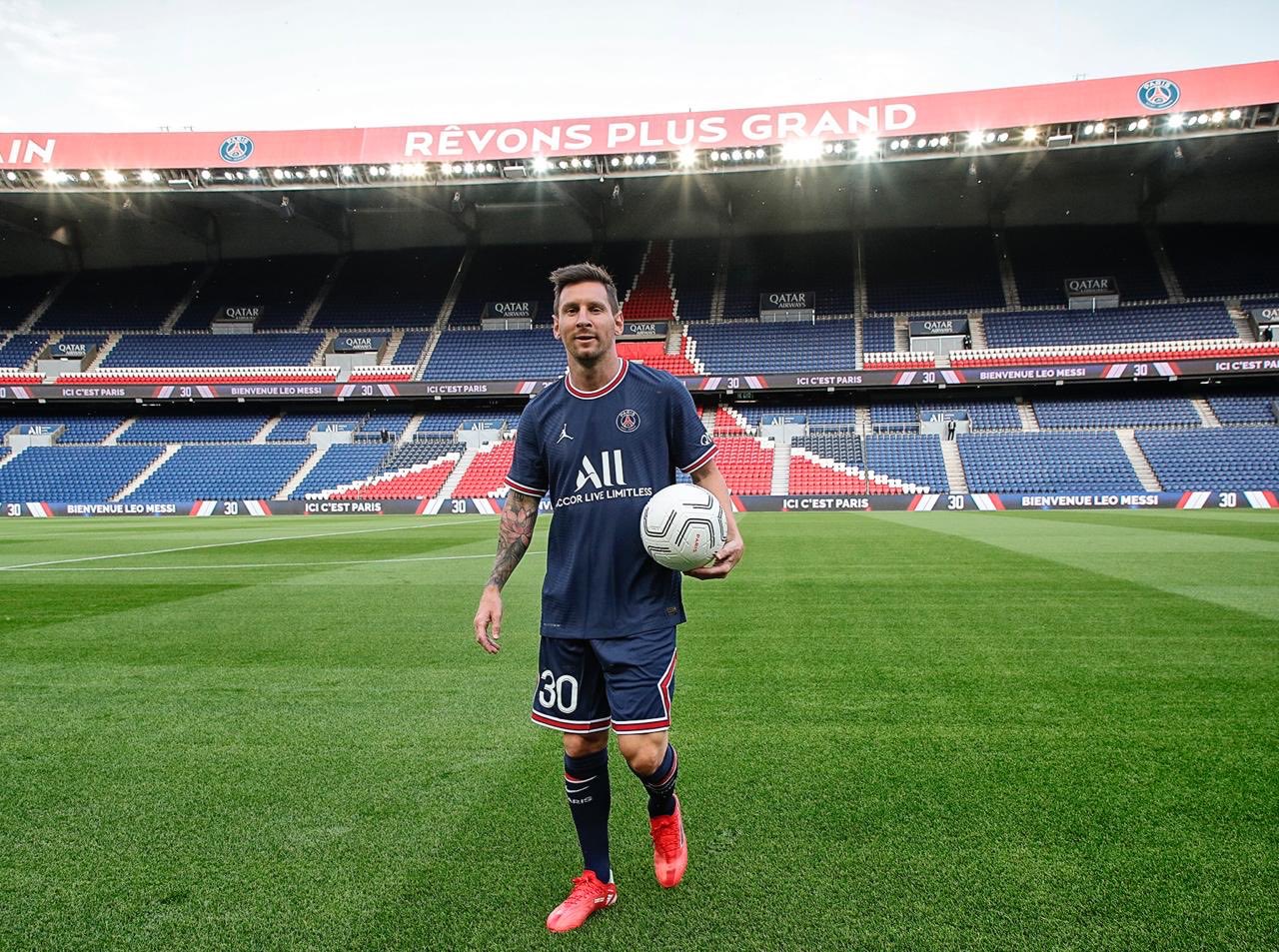 梅西和大巴黎签约2年，身披30号球衣休闲区蓝鸢梦想 - Www.slyday.coM