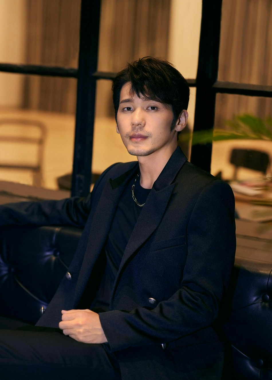 白宇最新大片曝光 一身黑色西装绅士有型