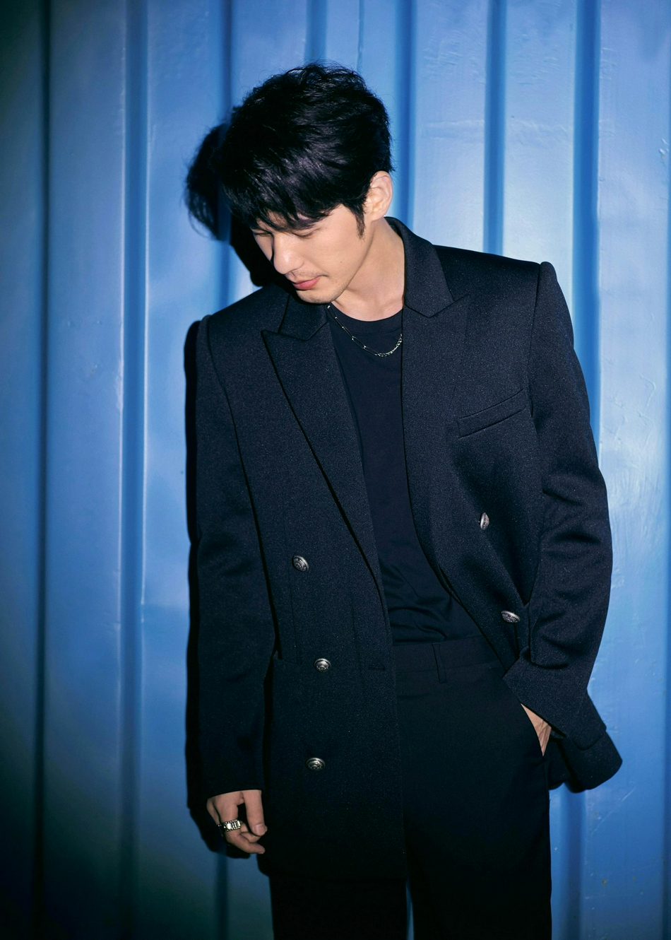 白宇最新大片曝光 一身黑色西装绅士有型