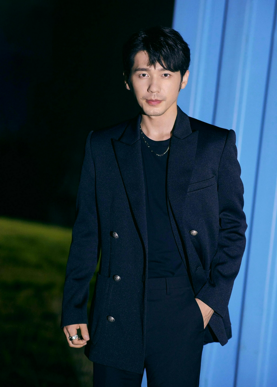 白宇最新大片曝光 一身黑色西装绅士有型