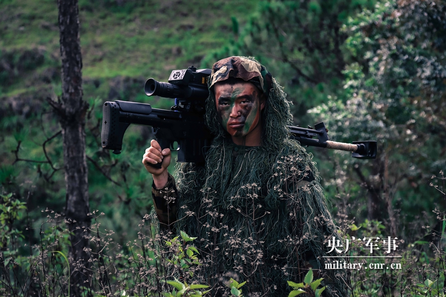丛林伪装渗透狙击手就位