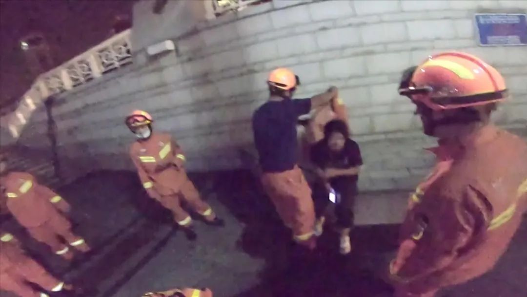 和平消防奋力救援落水女孩休闲区蓝鸢梦想 - Www.slyday.coM