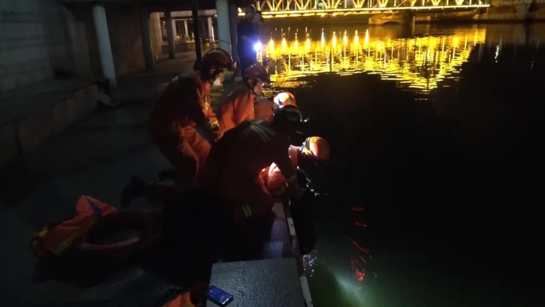 和平消防奋力救援落水女孩休闲区蓝鸢梦想 - Www.slyday.coM