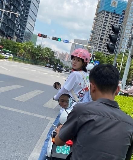 欧阳娜娜汪苏泷开套牌电车被抓,网友称交警罚两人做15分钟引导员休闲区蓝鸢梦想 - Www.slyday.coM