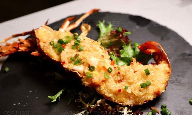 女士们也许会更喜欢这道法香芝士焗小青龙,嫩黄的芝士,奶香四溢,口感