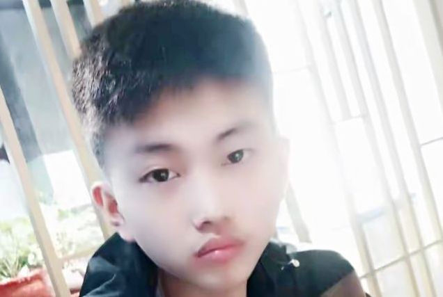 17岁少年搭救落水者后身亡,告别仪式上,三名被救女孩曾跪地道歉休闲区蓝鸢梦想 - Www.slyday.coM