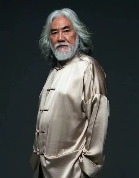 70岁张纪中开直播带货,小30多岁娇妻气色很好,网友:以为是爷孙