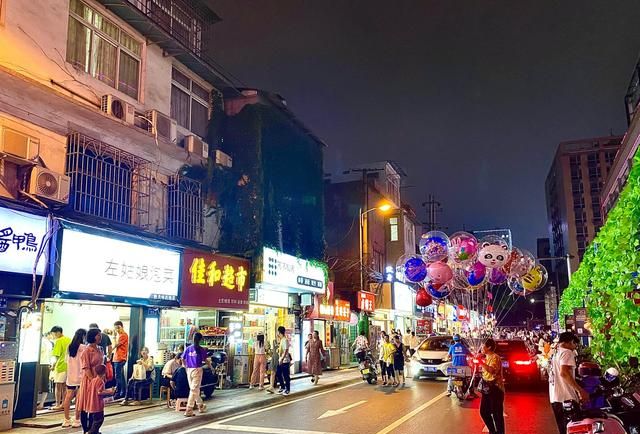 登仁桥巷长沙南门口的一条美食小街