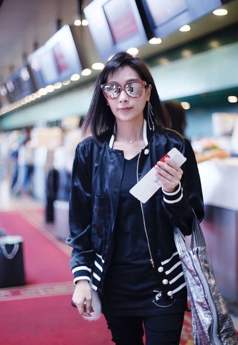 在街头拍到杨恭如素颜状态下法令纹有点深脸僵硬老得不真实