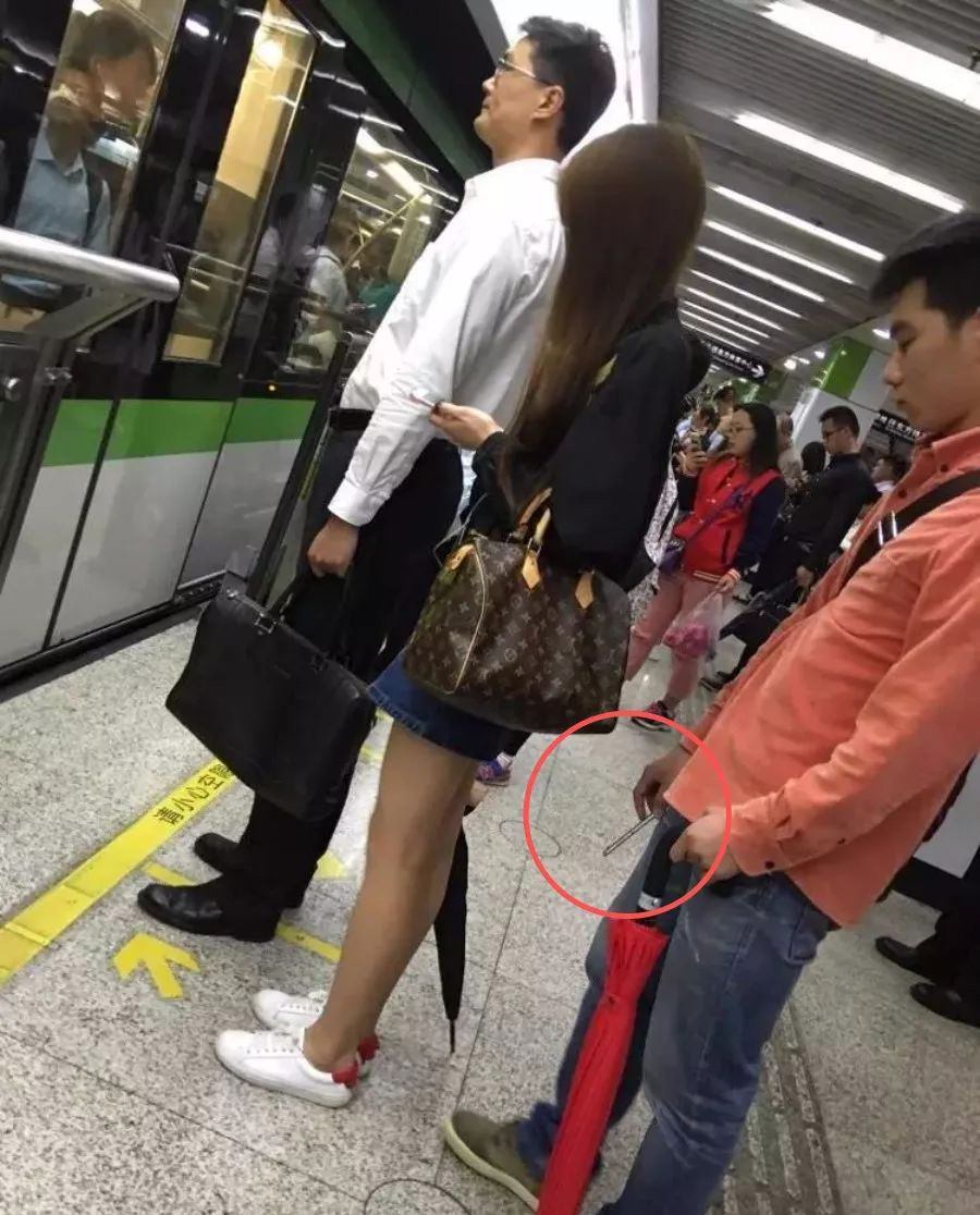 现在的大学生咋这样了?重庆邮电大学“大三男生偷拍女生裙底”休闲区蓝鸢梦想 - Www.slyday.coM 现在的大学生咋这样了?重庆邮电大学“大三男生偷拍女生裙底”休闲区蓝鸢梦想 - Www.slyday.coM