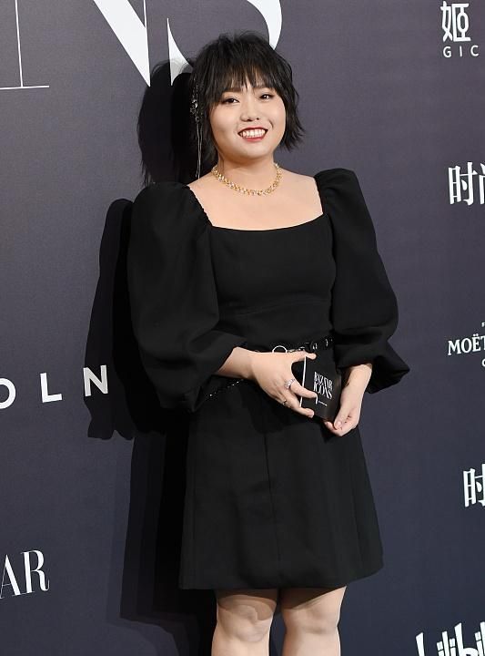 谁说胖妹妹与美无缘东北才女李雪琴穿贵族裙感觉还挺遮肉