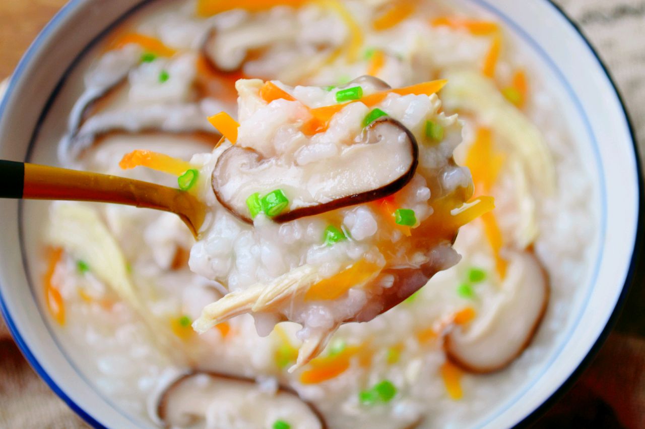 香菇鸡肉粥煮一锅暖一家老人小孩都爱它