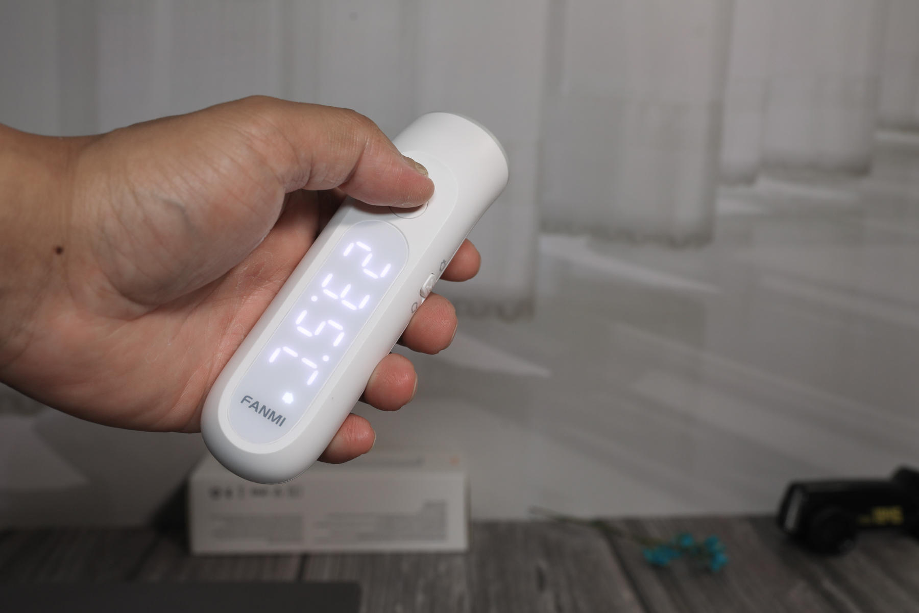 这款额温枪的外观看上去比我之前用的一款好看多了,它的造型采用了