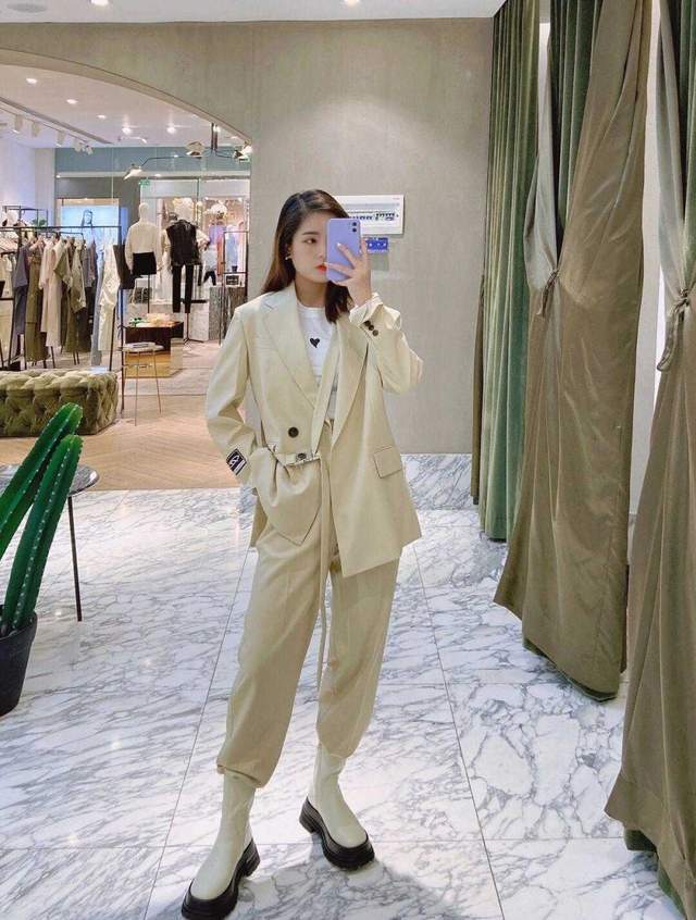 小个子如何穿出"职场"范?一身灰色西服套装精致干练,显高显瘦