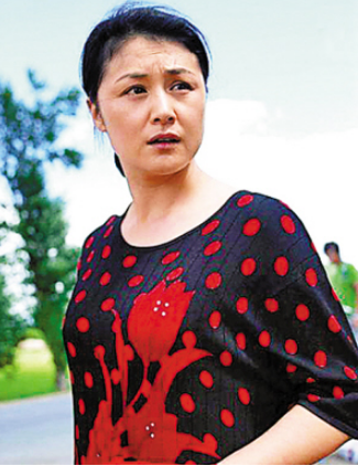 于月仙事件最新进展:刹车痕迹长约两米,车顶被掀开现场一片狼藉