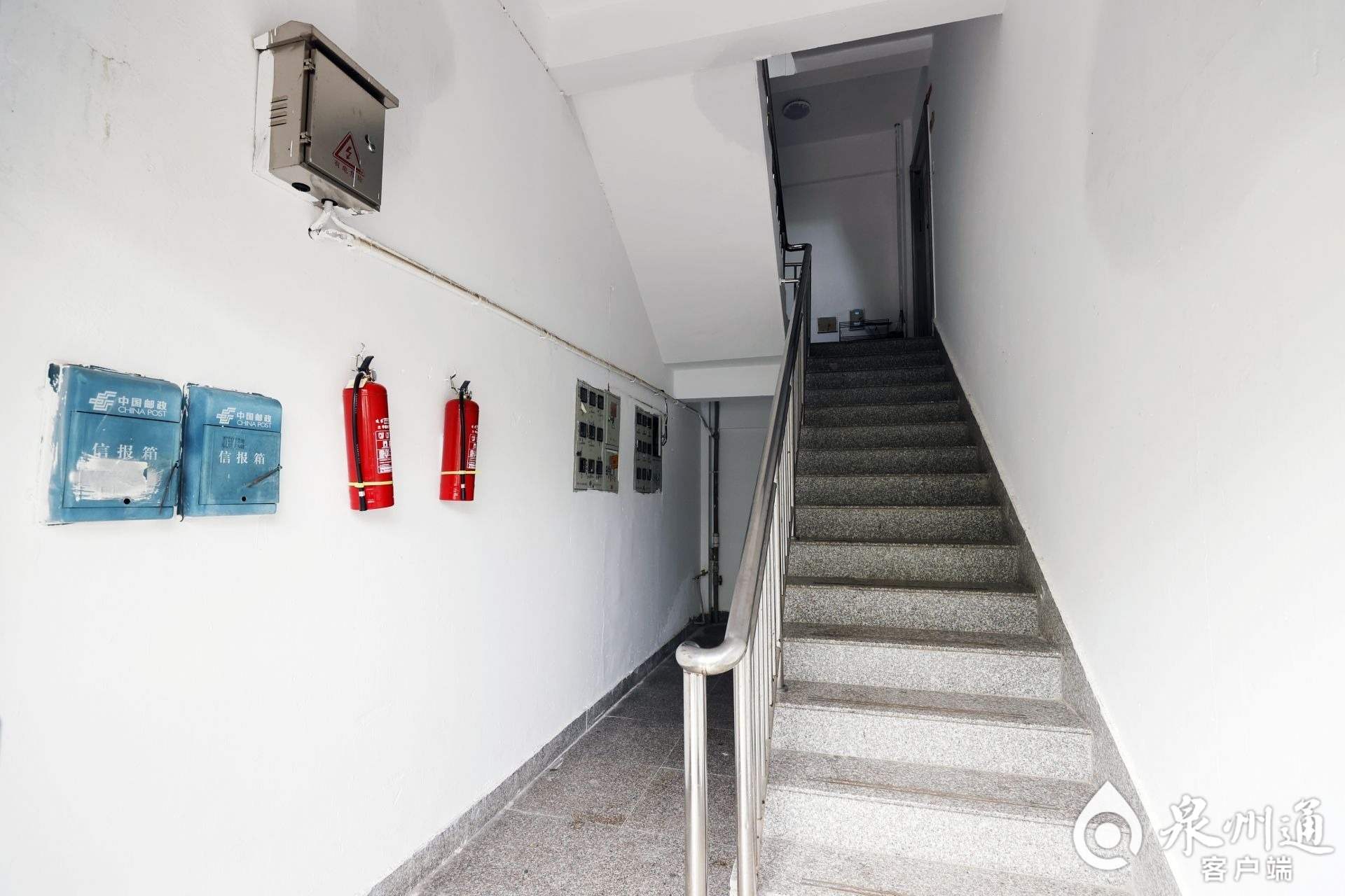 整洁的楼道罗平介绍说,以前居民把杂物积堆在楼道上,久而久之,堆积物