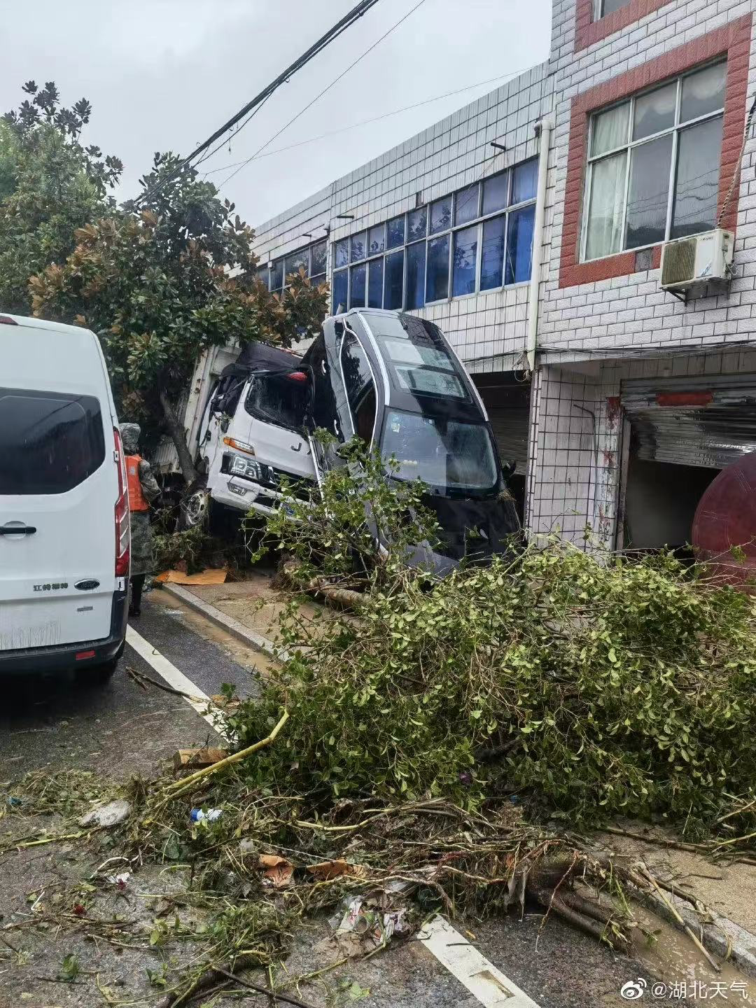 紧急！湖北遭特大暴雨！房屋被淹，老人小孩困在家中....郑州的悲剧千万别重演！休闲区蓝鸢梦想 - Www.slyday.coM