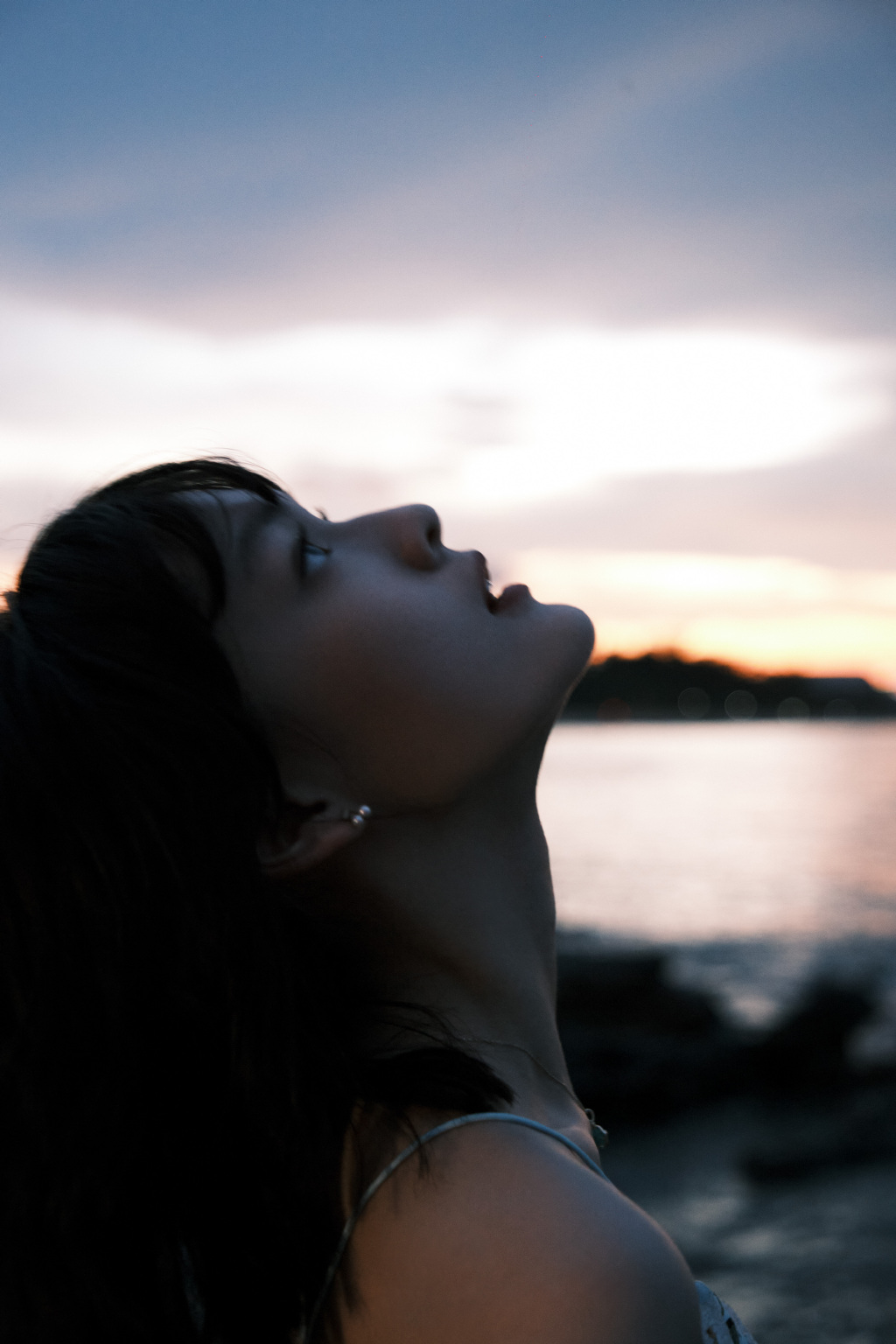 文淇穿碎花吊带裙02娇俏可爱少女感满分