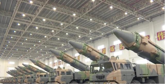 火箭军东风导弹训练库房曝光12发东风21导弹满库威慑力满满
