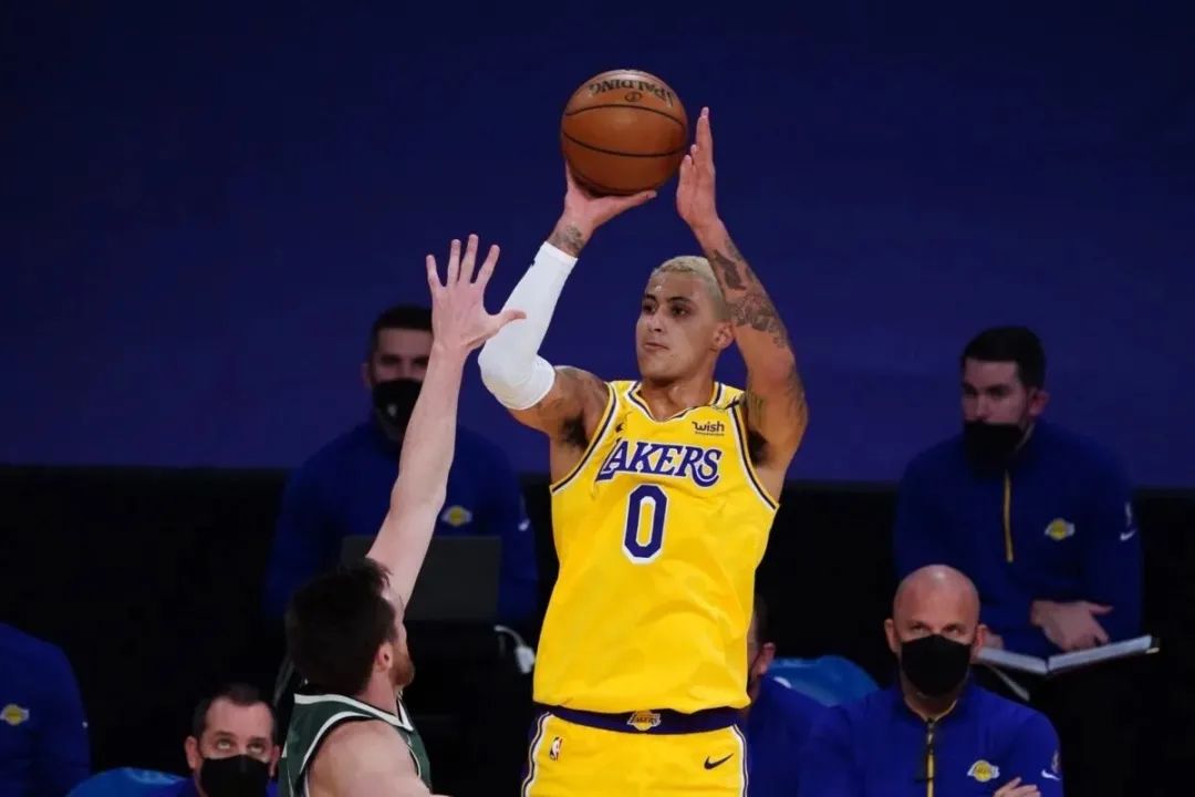 库兹马深情告别湖人:一日为湖人,终身为湖人|科比|湖人|库兹马_新浪