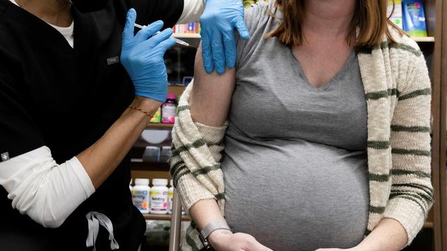 美国宾夕法尼亚州一位孕妇接种新冠疫苗 图源：路透社