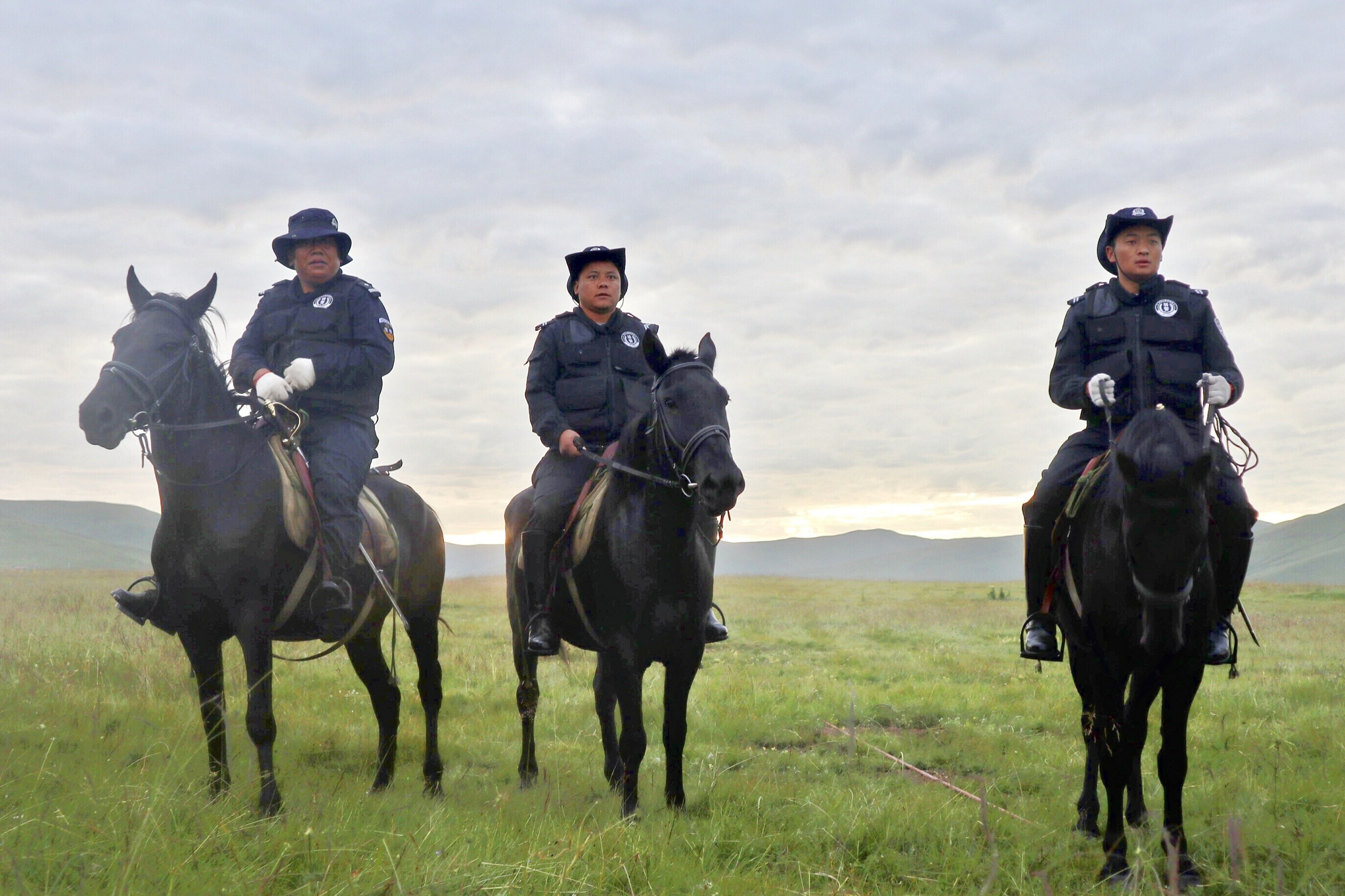 马背上的骑警队:为草原牧民守平安