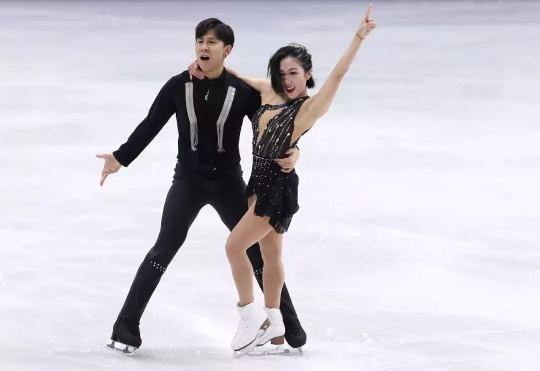 国际滑联官网最新公布的世界排名,我国双人滑名将隋文静/韩聪位居榜首