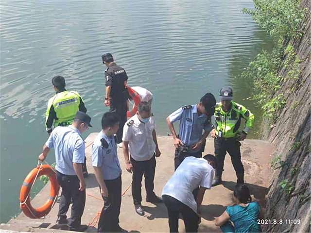 挽救生命义无反顾 开化警方勇救轻生女子休闲区蓝鸢梦想 - Www.slyday.coM