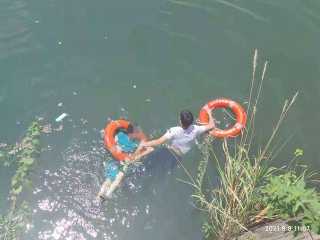 挽救生命义无反顾 开化警方勇救轻生女子休闲区蓝鸢梦想 - Www.slyday.coM