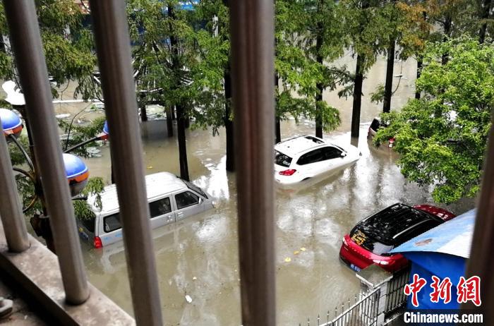 湖北襄阳遭遇强降雨致多地渍水