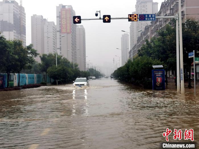 湖北襄阳遭遇强降雨致多地渍水