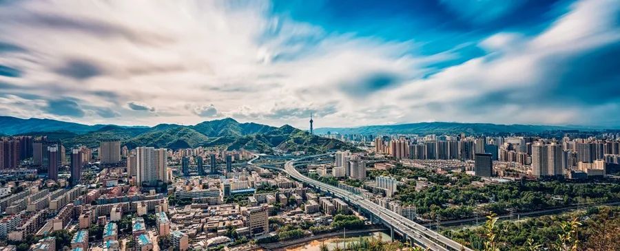 航拍西宁市.新华网发 (郭勇良 摄)