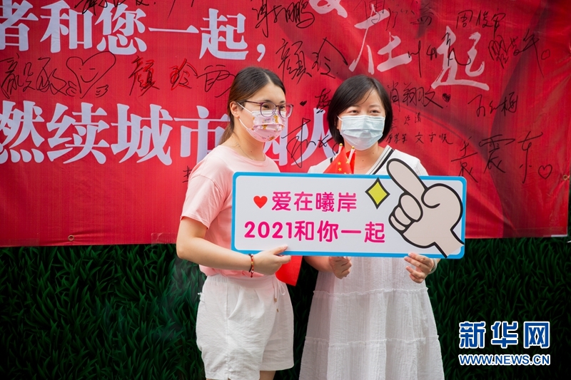 镜头见证成都小区解除疫情管控的暖心时刻