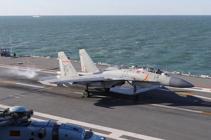 资料图片:飞行学员驾驶歼-15舰载战斗机在辽宁舰成功实施阻拦着舰.