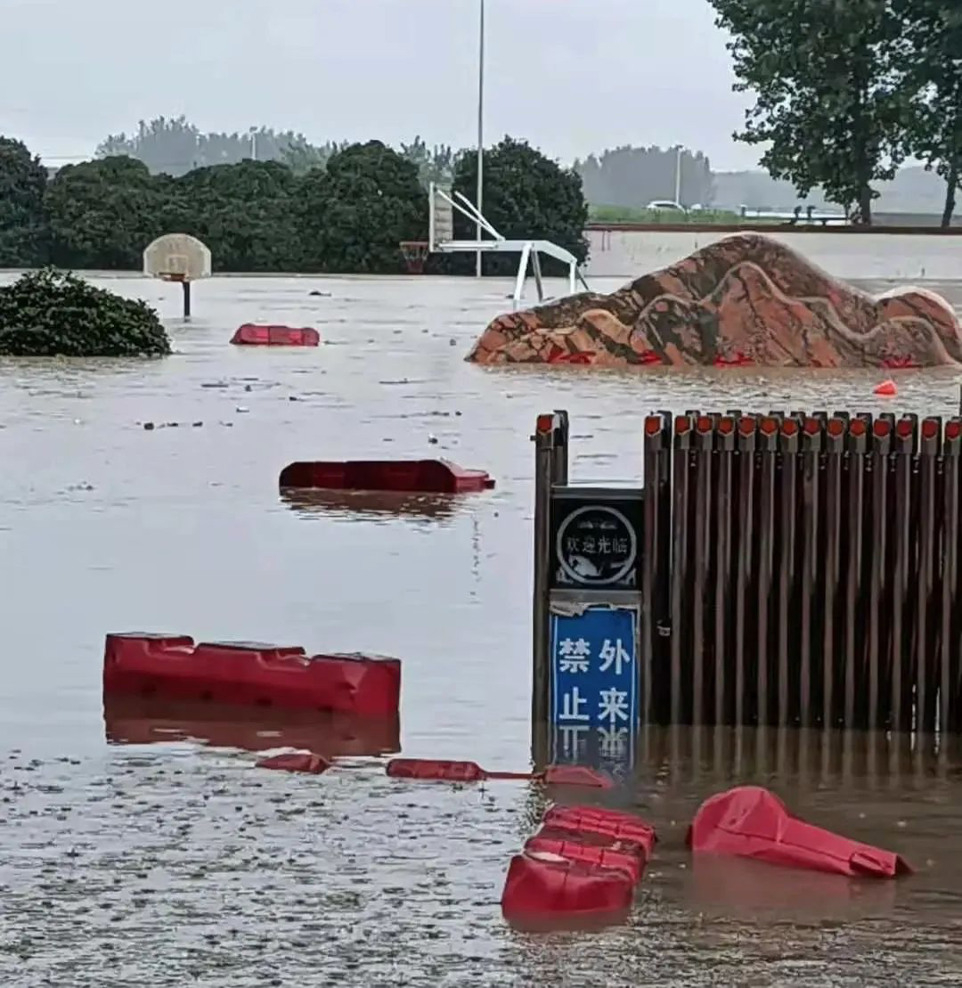 紧急！湖北遭特大暴雨！房屋被淹，老人小孩困在家中....郑州的悲剧千万别重演！休闲区蓝鸢梦想 - Www.slyday.coM