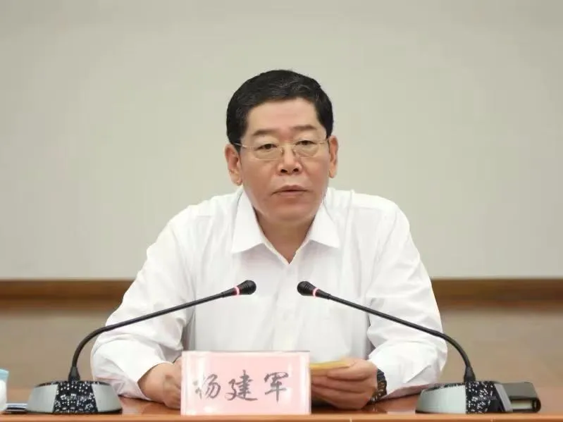 资料图据官方简历,杨建军生于1964年1月,曾在辽宁公安司法管理干部