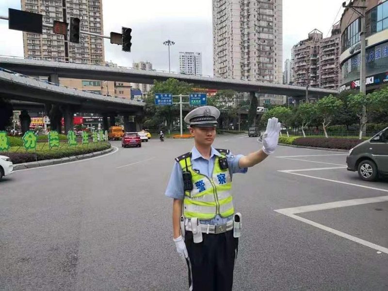 女子投送饮料和感谢信报答紧急施救辅警