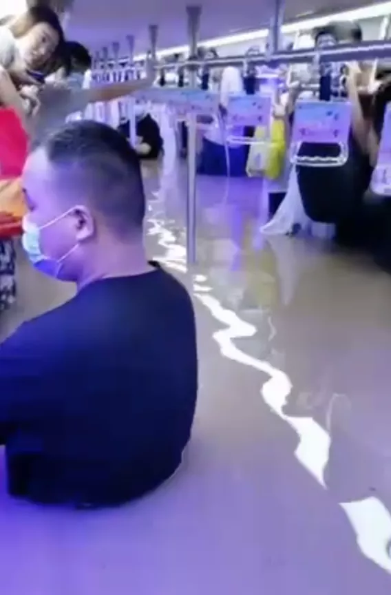 紧急！湖北遭特大暴雨！房屋被淹，老人小孩困在家中....郑州的悲剧千万别重演！休闲区蓝鸢梦想 - Www.slyday.coM