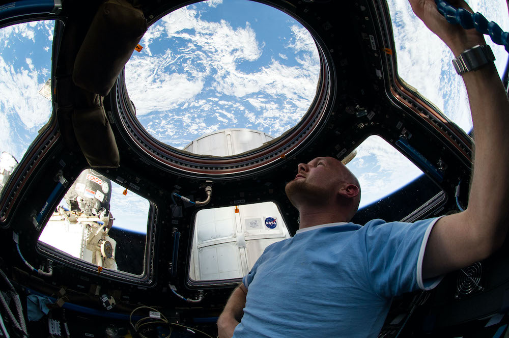 从空间站可以看见流星划入大气层的样子。NASA图