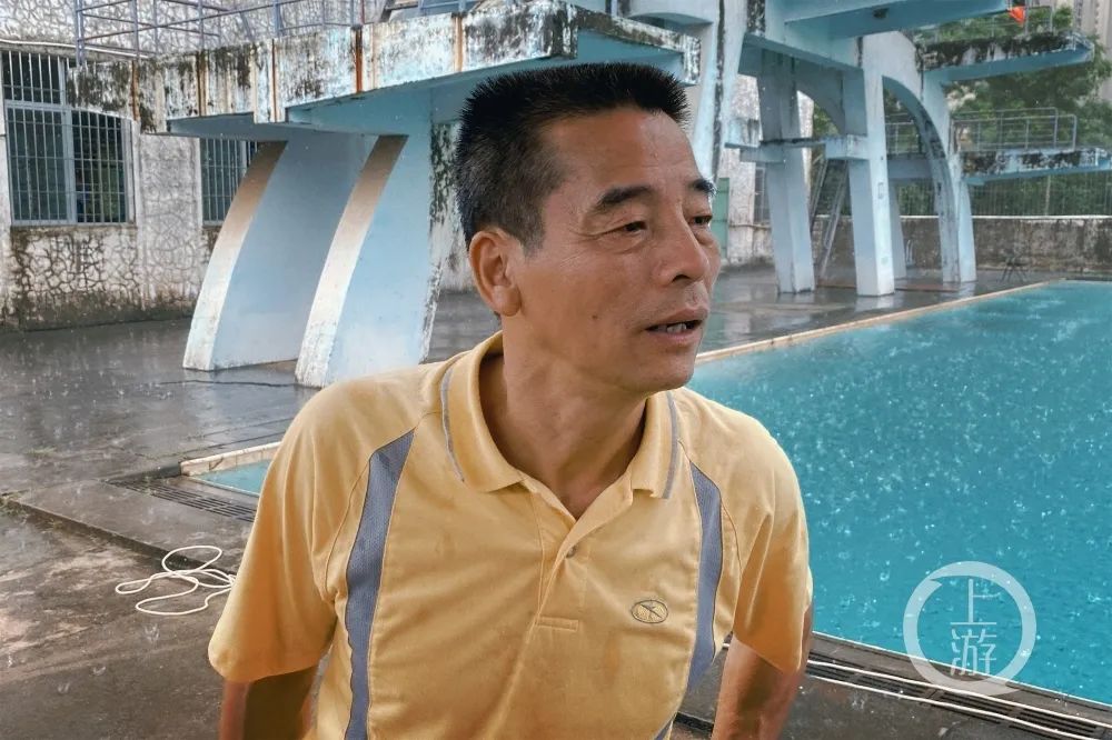 8月10日,湛江麻章区,全红婵的启蒙教练陈华明站在湛江体校的露天游泳